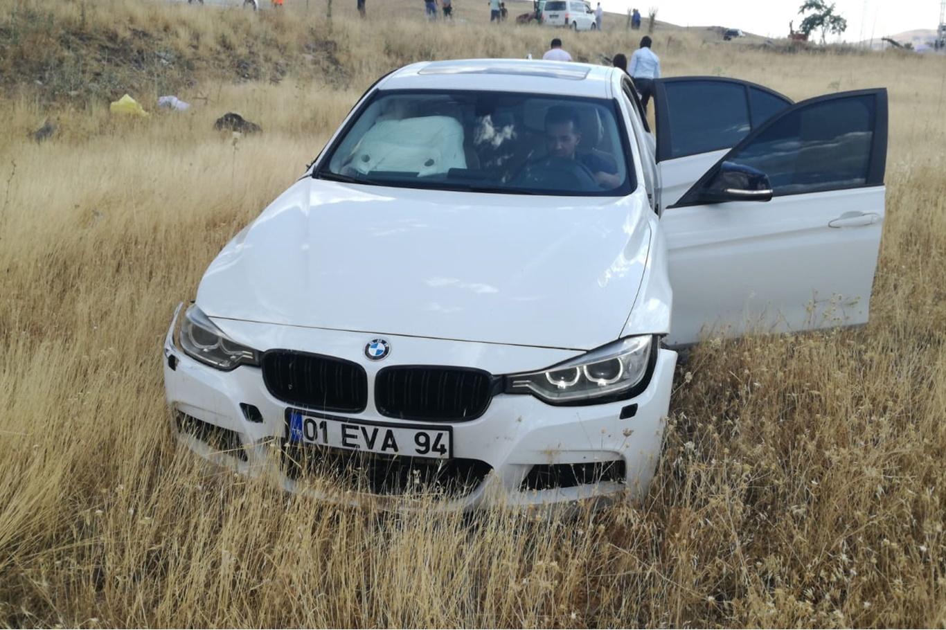 Traktörün çarptığı otomobil tarlaya girdi
